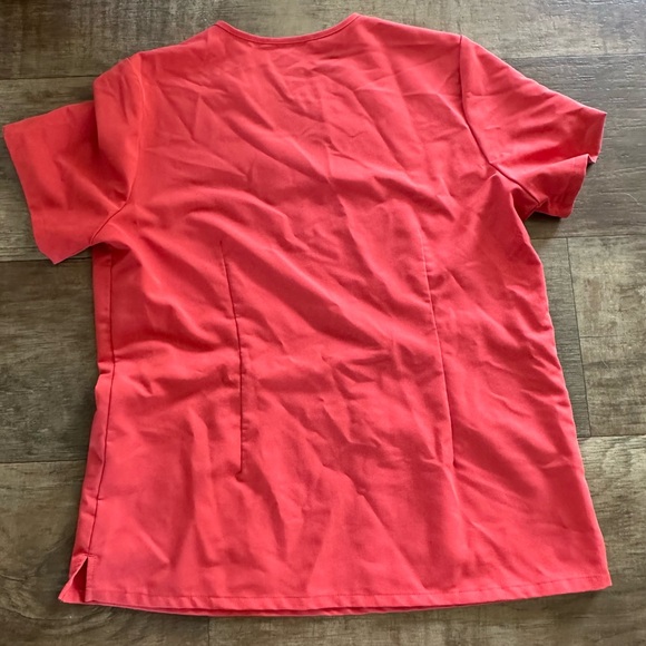 FIGS limited edition clay Large scrub set Kade pants and Kasma top like new - Picture 13 of 16